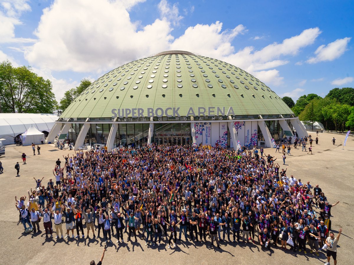 A group photo of attendees at WordCamp Europe 2022 in Porto, Portugal.